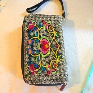 Vibrant Multi-Color Embroider Wristlet Multiple Compartments Floral Zip Sz.Large